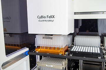 CyBio FeliX with Gripper loading a plate onto a magnet